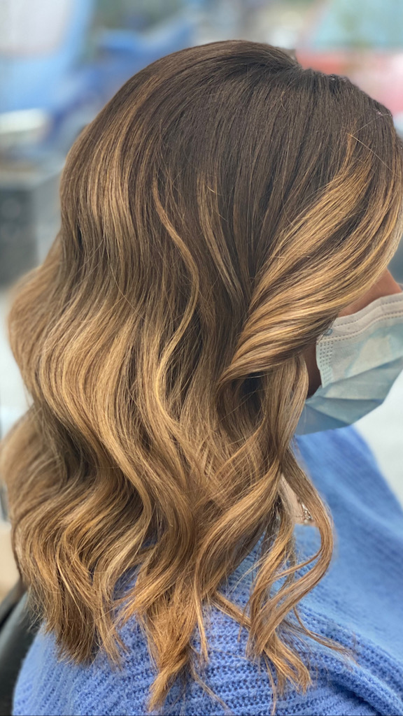 Biondo caldo e onde sinuose